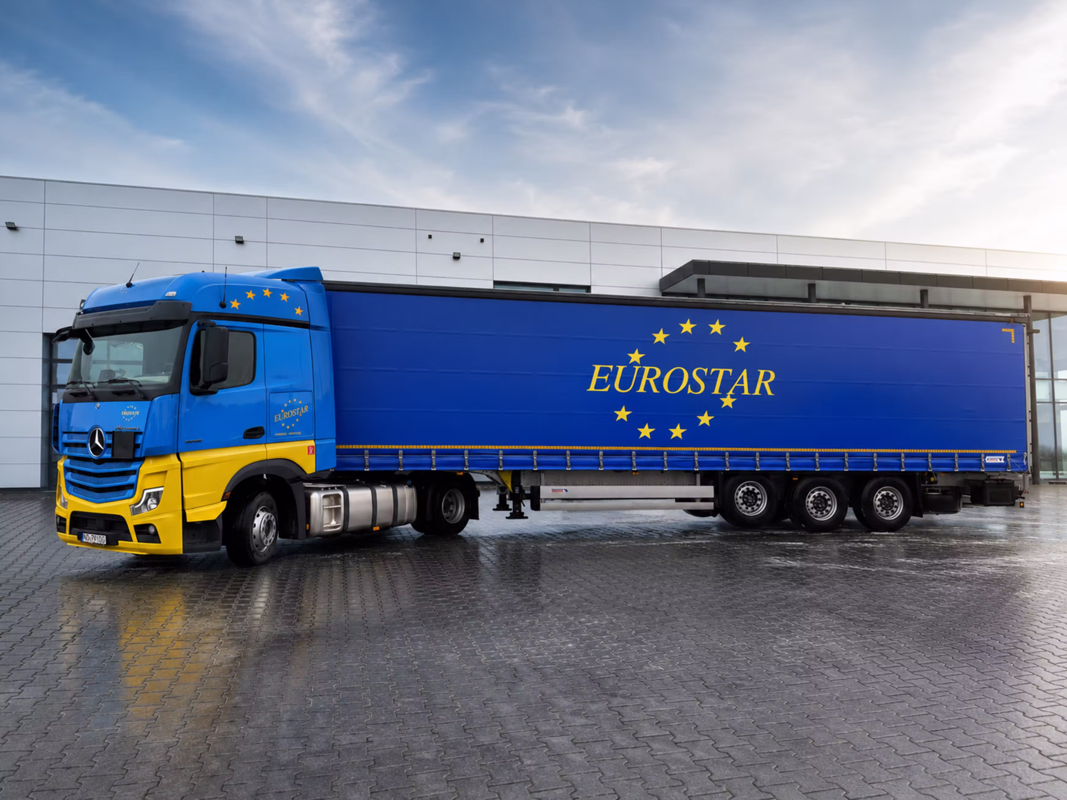 Zestaw transportowy EUROSTAR z ciągnikiem Mercedes-Benz Actros i naczepą